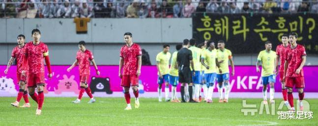 体育场上悲喜参半，运动员胜利和失利交织