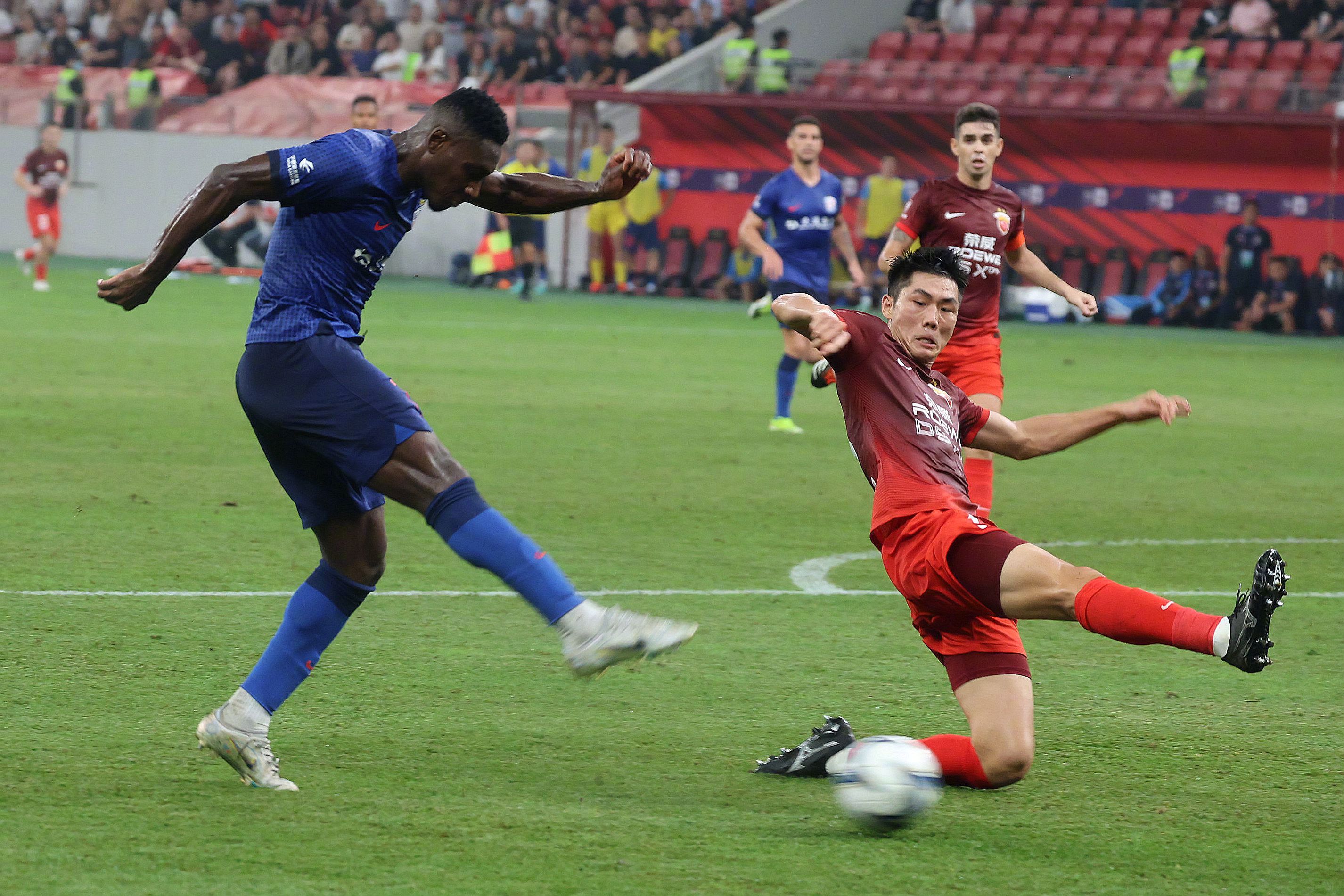 足球职业联赛激战拉开帷幕，球队表现抢眼的简单介绍